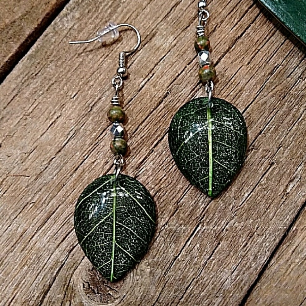Pretty detailed leaf drop earrings